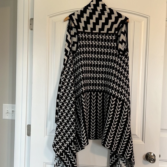 Romeo & Juliet Couture Chevron print Flyaway Vest cardigan M - Picture 6 of 7